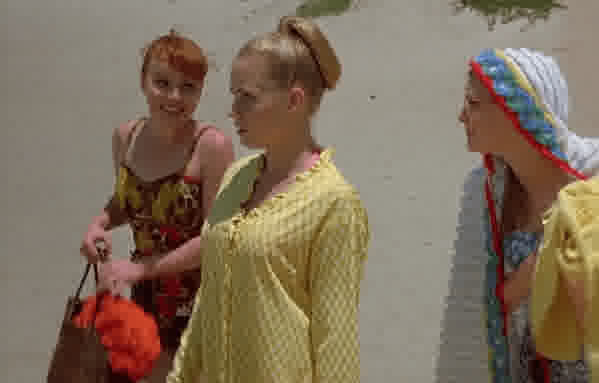 Amy Adams gifs (2000) psycho beach party manhunt walking